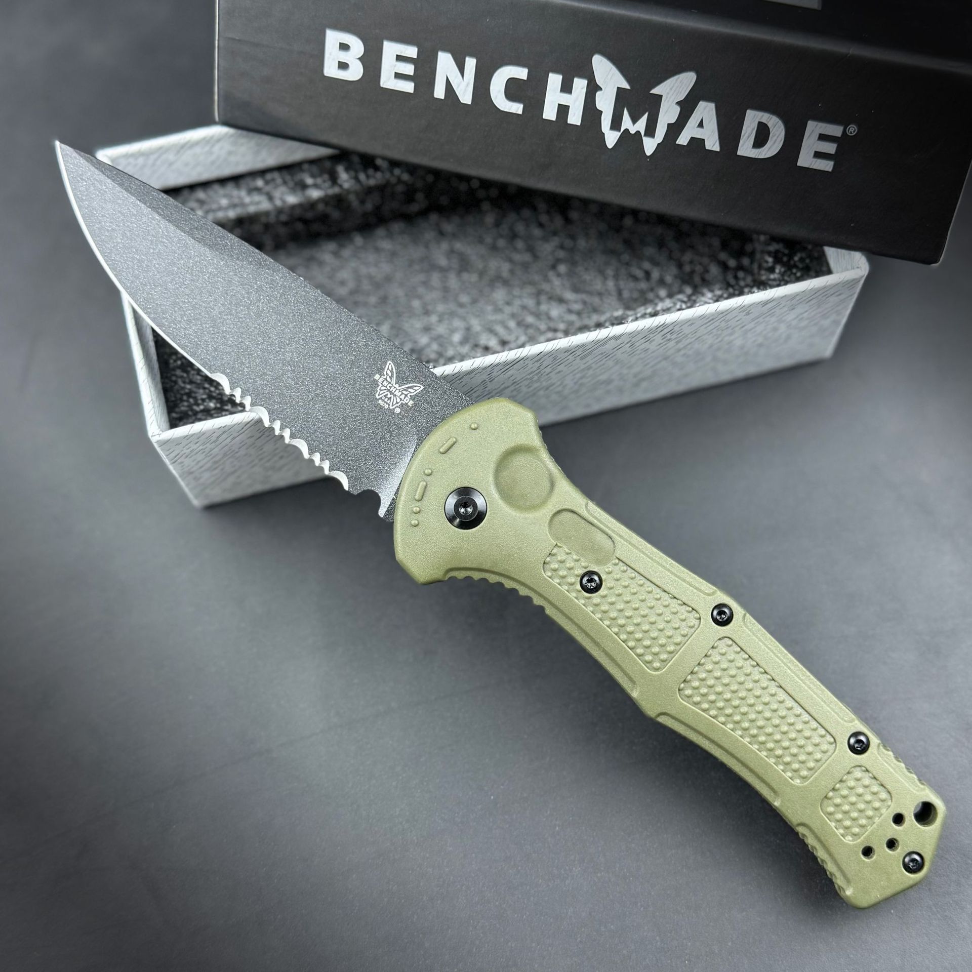 육군 녹색 뾰족한 반 이빨