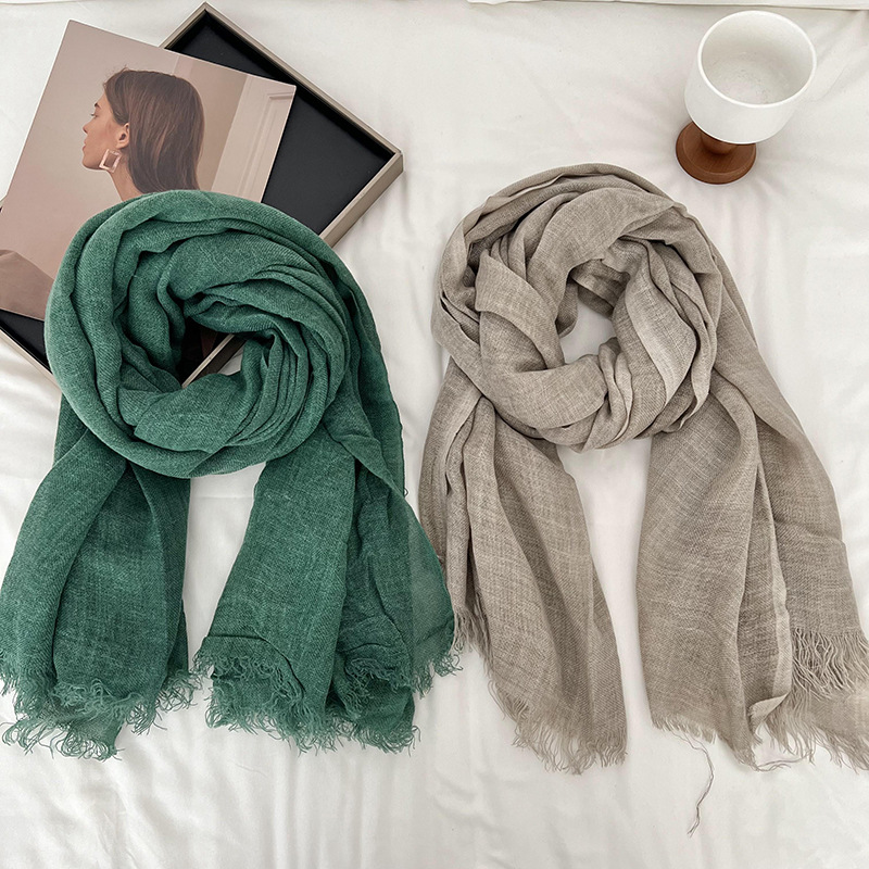 Otoño y invierno bufandas de mujer nuevo ocio versátil color sólido transpirable borde de lana gruesa bufandas cálidas bufandas de seda al por mayor