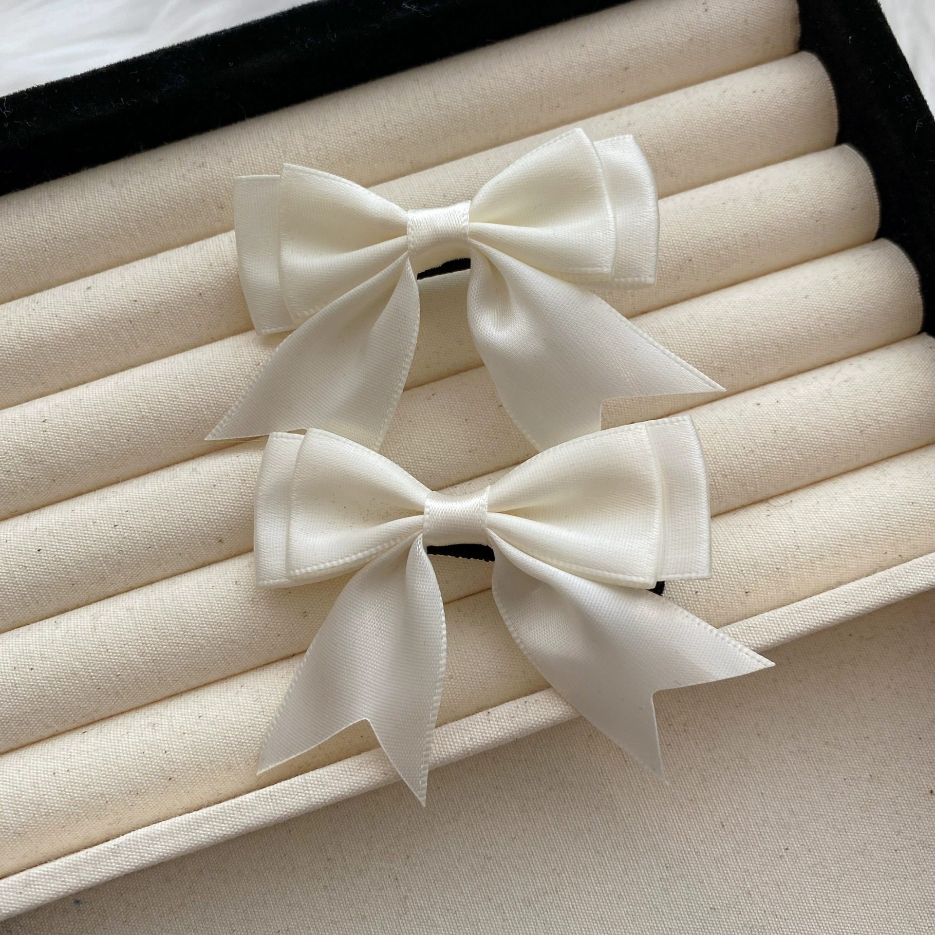 Children's hairgrip with bow, bangs