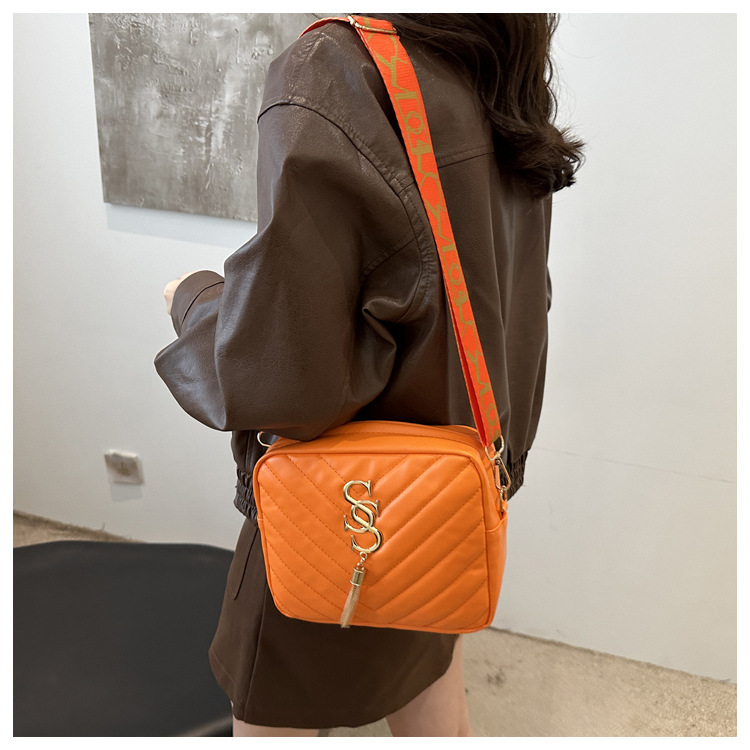 A stylish Korean-style wide shoulder strap small bag for women in the autumn of 2024, a niche design and versatile camera bag, an ins crossbody small square bag undefined