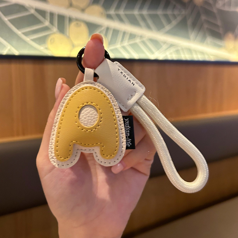 クリエイティブレザー 26 英字キーホルダー絶妙なレザーシンプルなカップルバッグペンダント小さなギフト|undefined