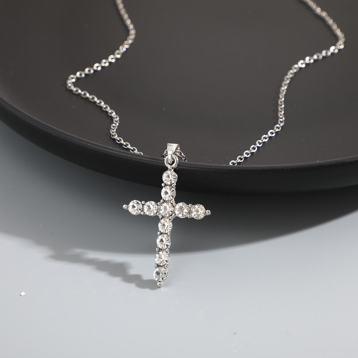 collana con ciondolo a croce con diamanti caldi, ciondolo alla moda semplice e creativo, catena per clavicola_voghion.com