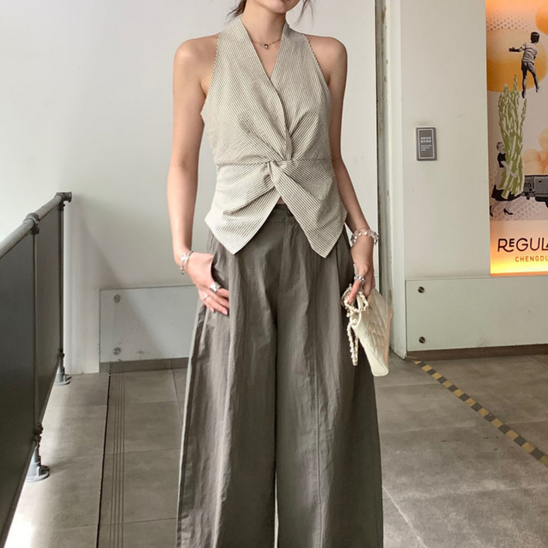 2025 夏レトロ香港スタイルファッションデザインホルターネックベストノースリーブツイストオフショルダー V ネックトップ女性のストライプ|undefined