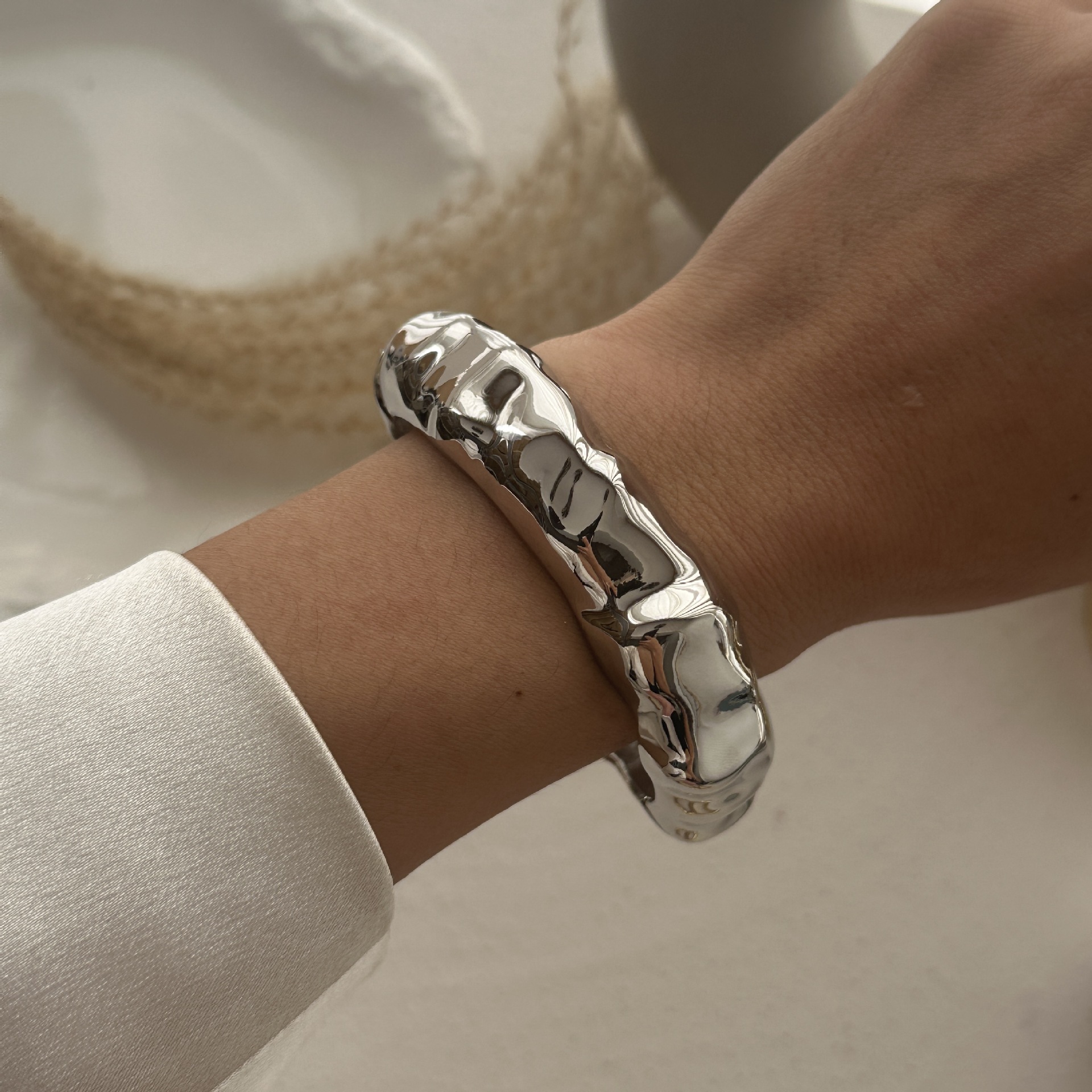 56g Weight Bangle Classification Alloy Chain Material 1 Piece Quantity Daily Occasion Alloy Material Solid Color Pattern Women's Gender Plating Design Exaggerated, Simple Style Style Exaggerated Simple Style Solid Color Alloy Bangles Wholesale 18