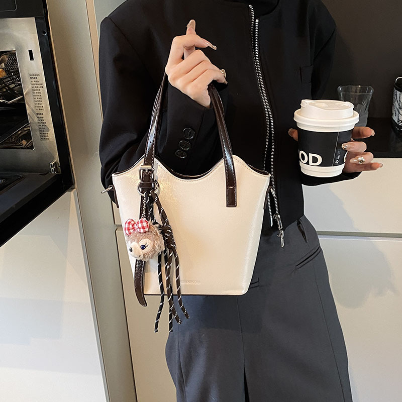 Bolsa de mano retro de color universal para mujeres 2025 nuevo nicho de diseño de tendencia bolso de hombro de alta calidad bolso de cubo