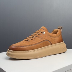 秋の靴の男性の本革の白い靴のハイエンドの軽い豪華なエンボスのカジュアルシューズの厚い底の板の靴の男性のヨーロッパ駅のファッション靴