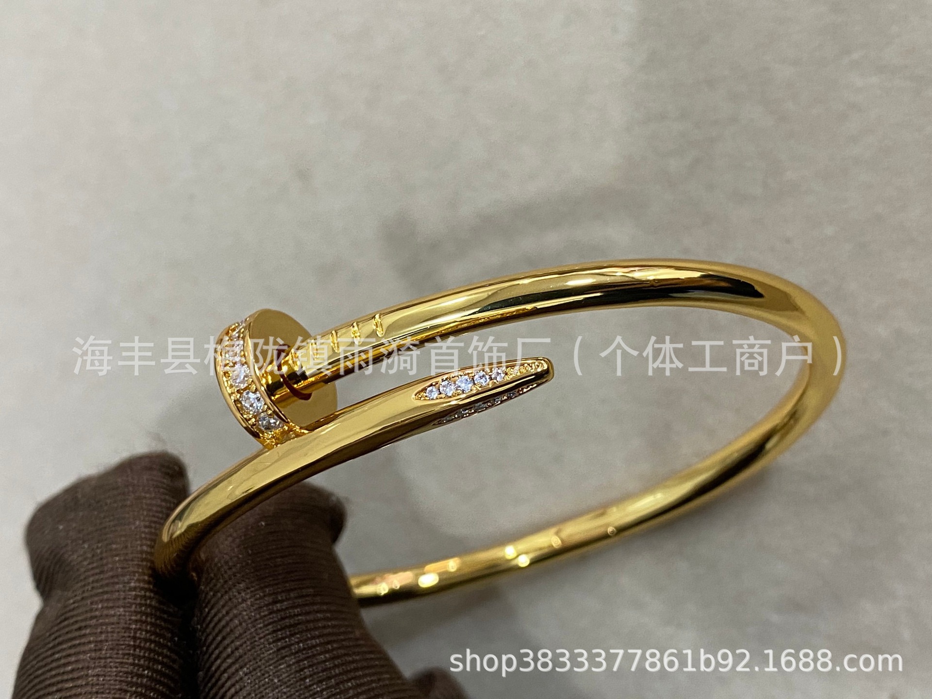 Gold color·drilled nails between head and tail