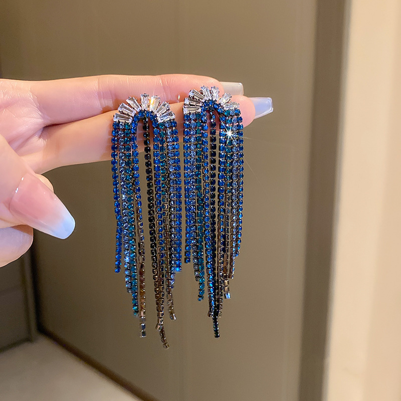 Agujas de plata transfronterizas flores de zircón aretes de bordillo estilo de moda pernos de auriculares lujosos de alto nivel de diseño de auriculares nicho