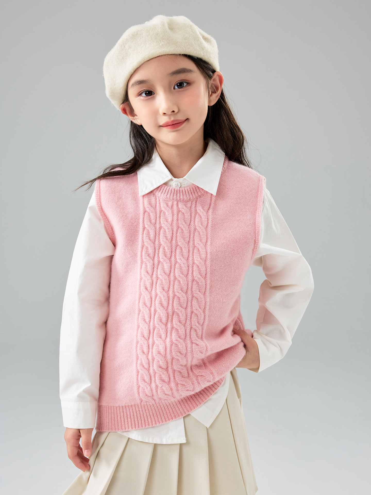 Children's cashmere short sweater with a round collar sleevless