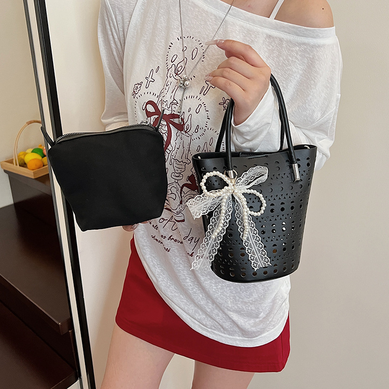 Bolsa de balde hueca de verano para mujeres 2025 nuevo nicho de moda versátil bolso de hombro bolsa de tendencia casual