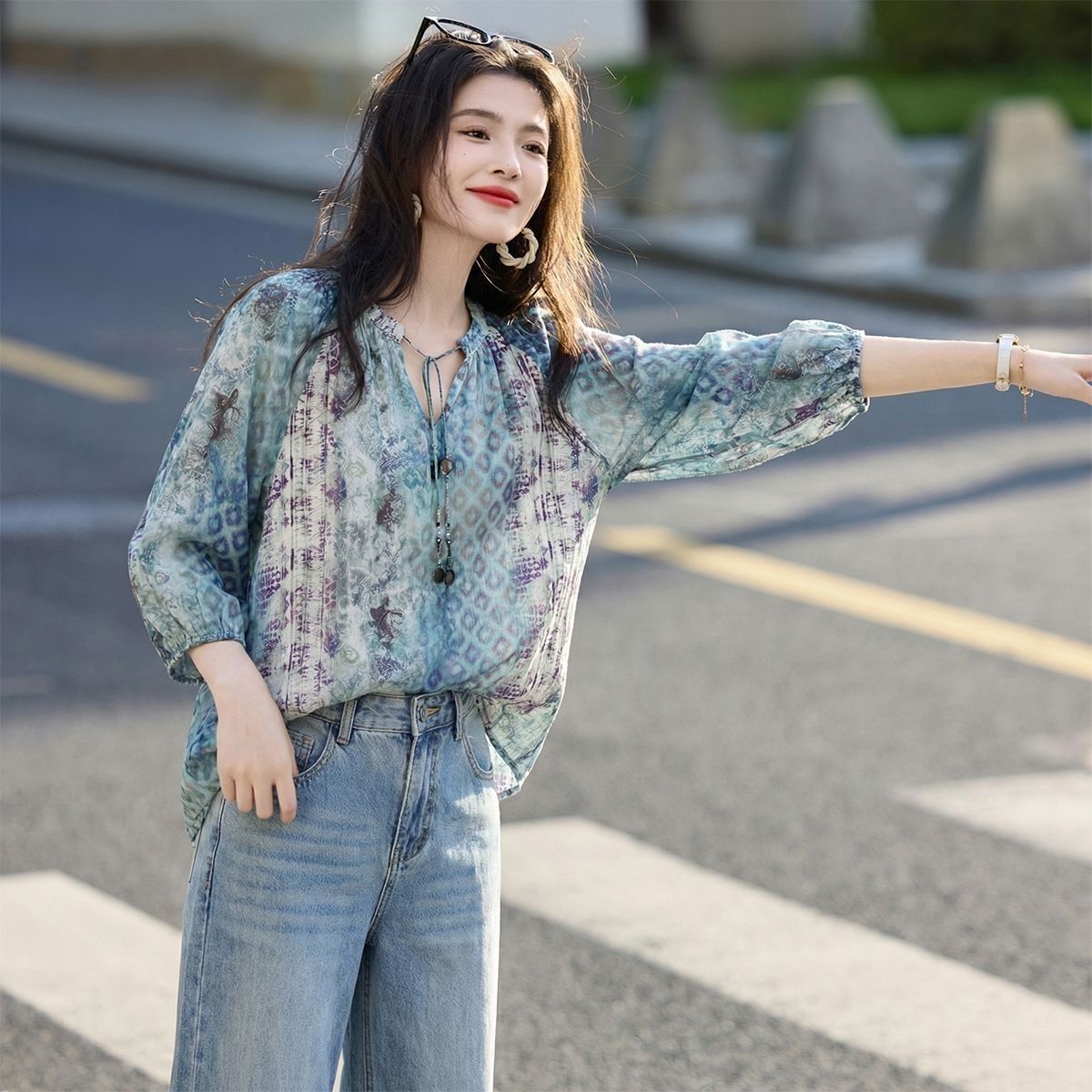 Áo sơ mi nữ cổ chữ V họa tiết hoa vỡ, dáng rộng suông, tay dài, phong cách Pháp — Hoa vỡ màu xanh chi tiết 3