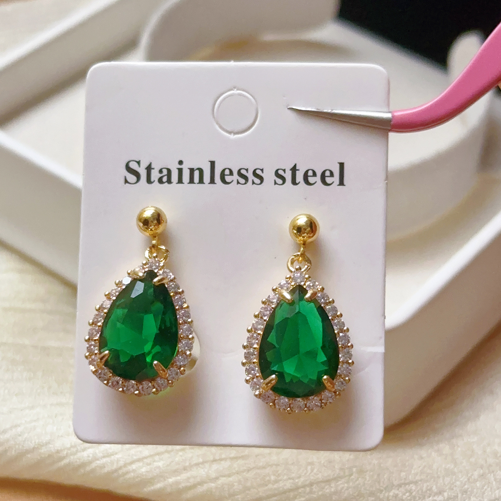 Colgante de moda al por mayor nicho diseño de collar de gota de agua verde mujer ligera lujosa pendientes de zirconio de diamante nuevo conjunto de joyas