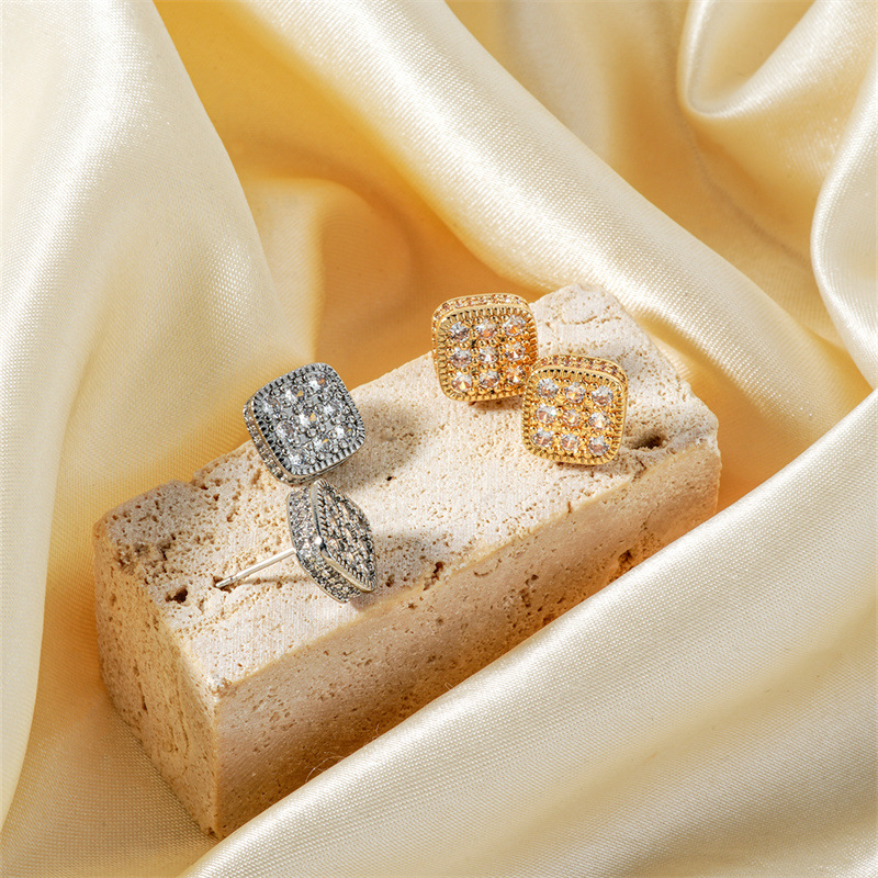 Pendientes de botón con circonita y perla para mujer elegantes_voghion.com