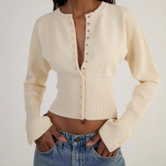 欧米のハイウエストの婦人服の丸首の単列はニットの女性の小さい大衆のデザイン感の短い上着の中で薄いセーターのファッションを掛けます。