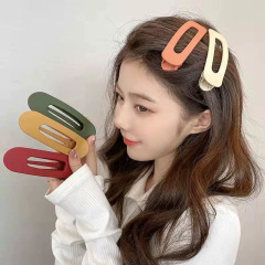 女性の大サイズのつや消しキャンディー色の後頭部が可愛いです。