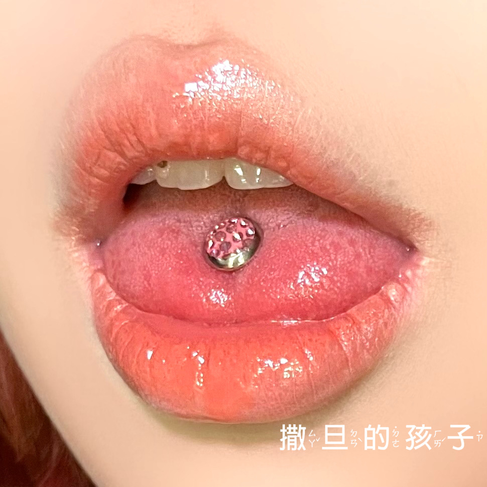 16G labret stud size and finish detail