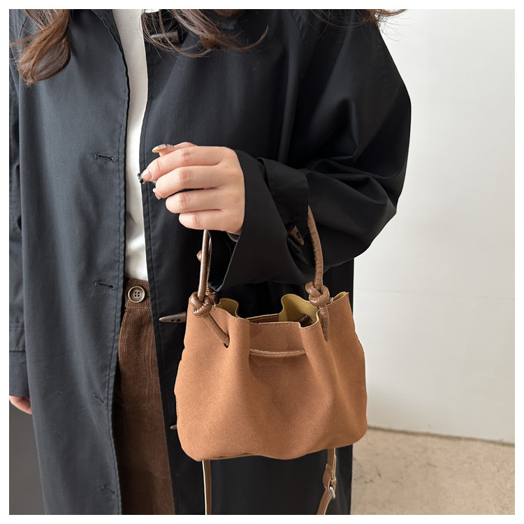 225g Weight Polyester Lining Material Sewing Thread Fashion Element Zipper, Magnetic Buckle Closure Type Top Handle Strap Type Handbag Bags Type Daily Occasion Pu Leather Material Solid Color Pattern All Seasons Season Women's Gender Classic Style Style Bucket Shape Medium Size Women's Medium Pu Leather Solid Color Classic Style Sewing Thread Bucket Zipper Magnetic Buckle Handbag 1