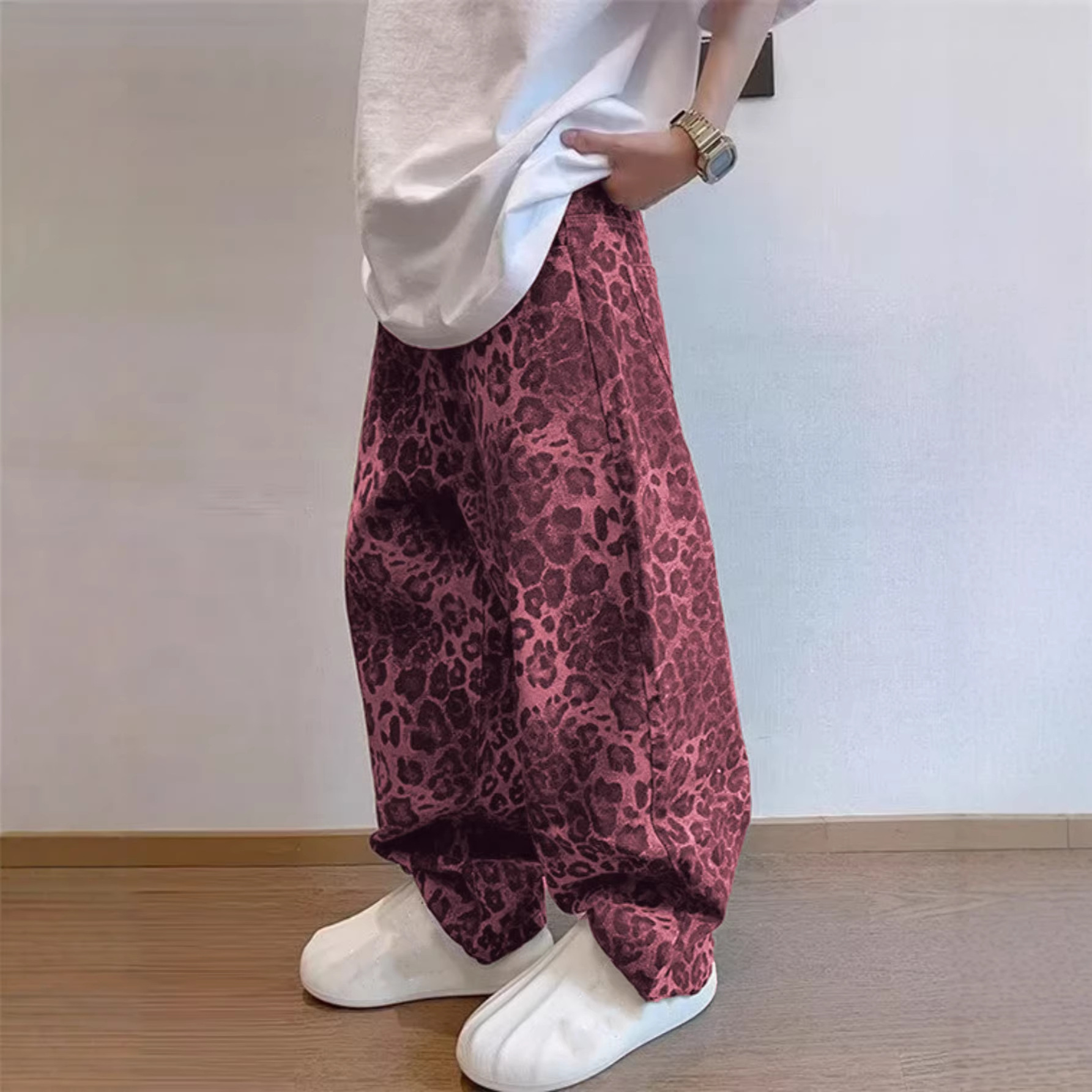 Herrenbekleidung: Lässige Jeans mit weitem Bein im amerikanischen Stil, modisches Leopardenmuster, trendige und bequeme Jeans._voghion.com