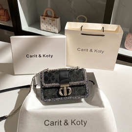 一件代发小众丝绒小方包2025秋冬新款高级感链条腋下包批发