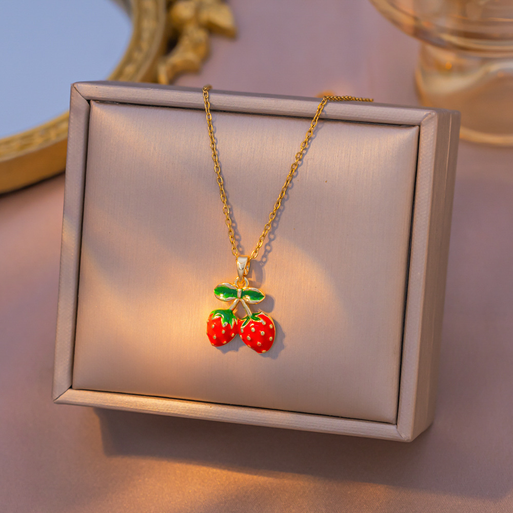 Collar de clavícula con fresas de esmalte – pequeño, fresco, dulce, frutal, de nicho