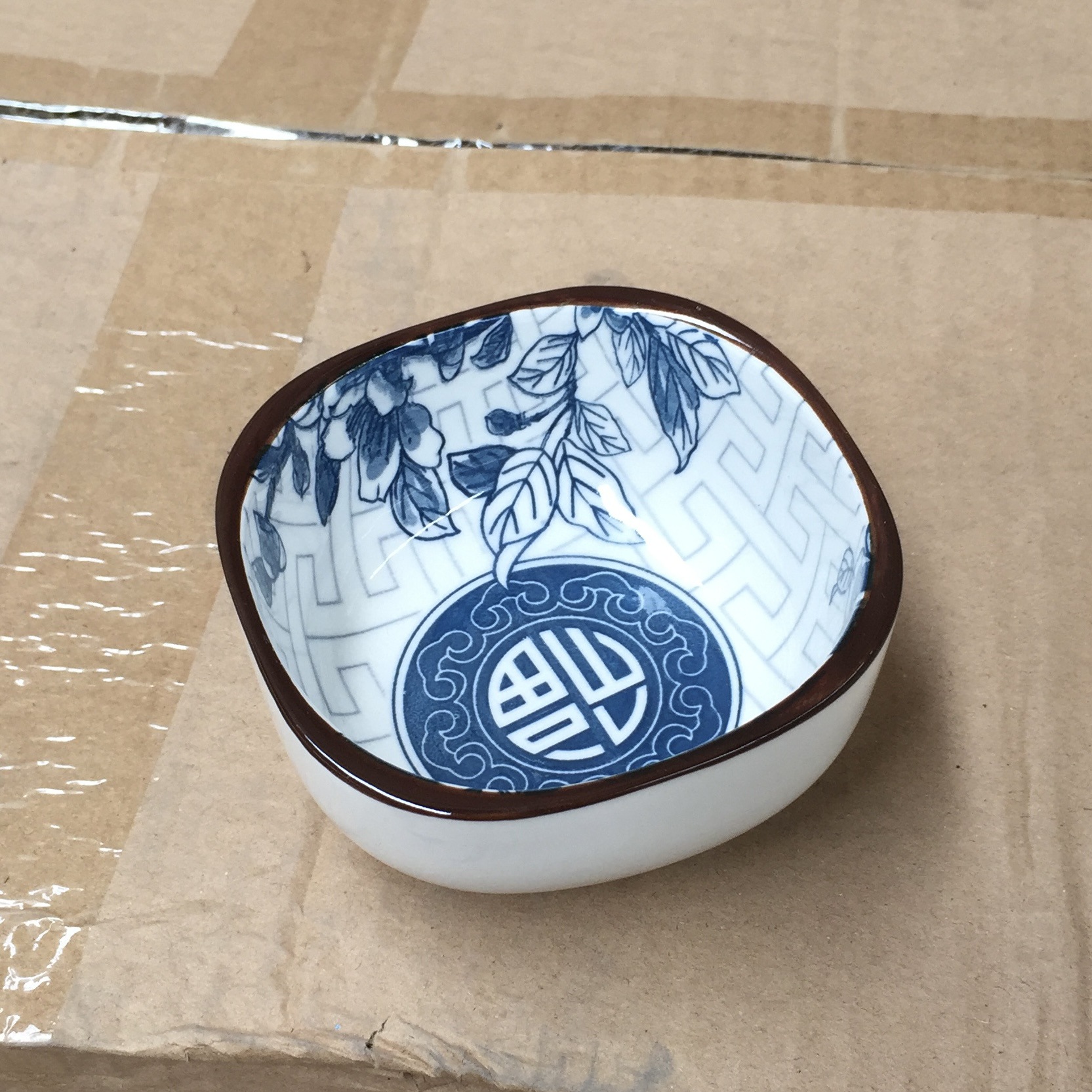 Impresión de cerámica en forma especial Fumantang plato de salsa para mojar plato tazón de olla caliente plato de salsa plato de bola de masa plato de salsa dos yuanes tienda