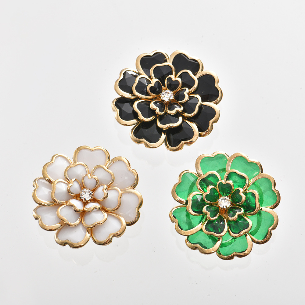 Exquisito acrílico europeo y americano diamante camelia bufanda hebilla decorativa temperamento accesorios de gemelos de aleación de flores de todo fósforo