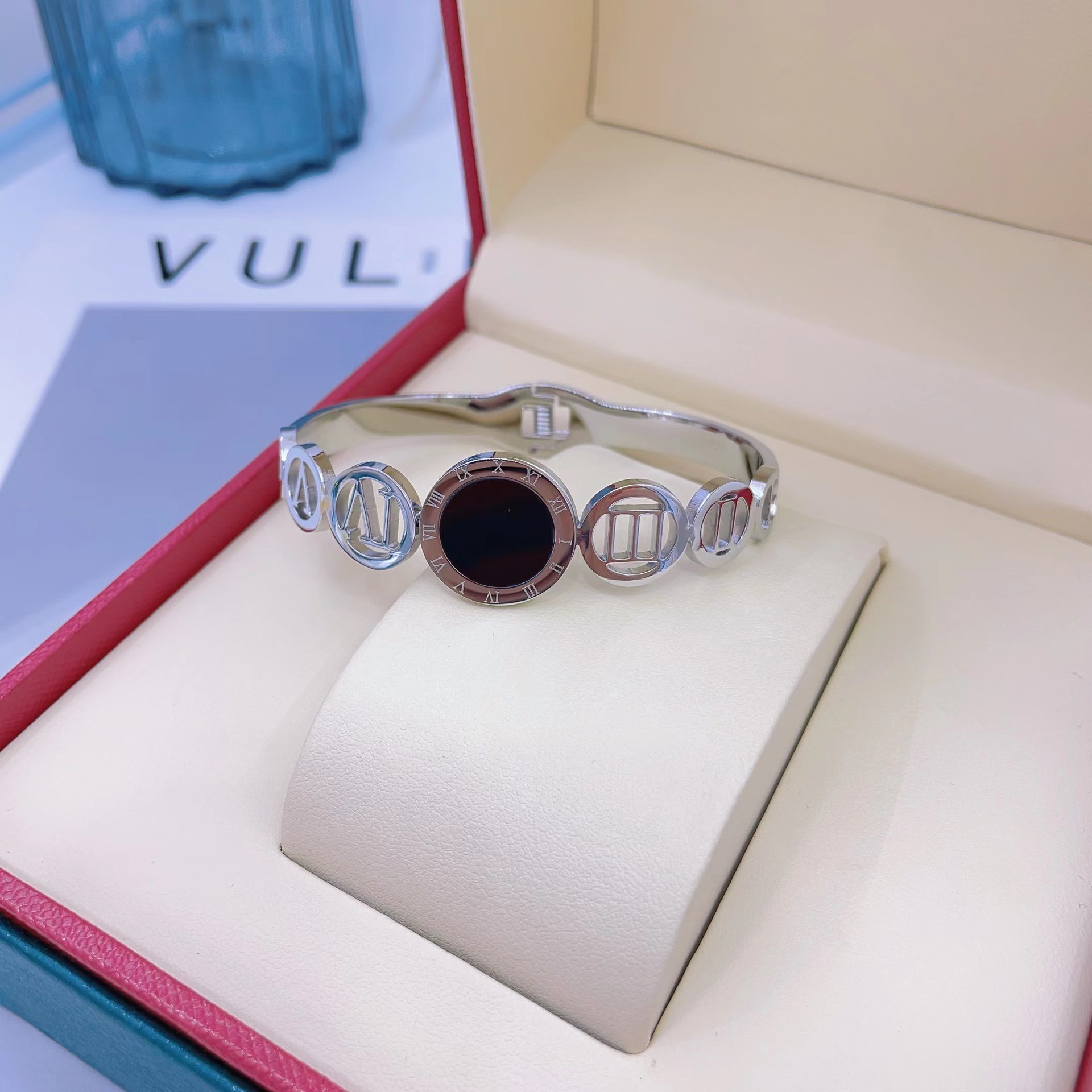 En stock fábrica directa Transfronteriza Popular electrochapado 18K pulsera de acero de titanio femenina personalidad no se desvanece moda nicho moda