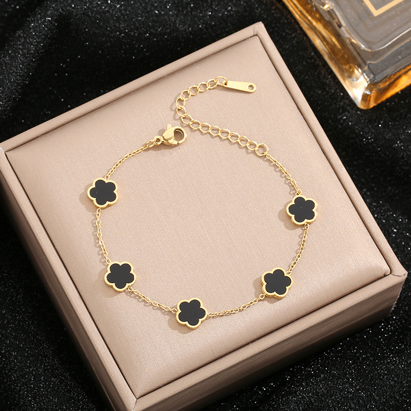 Collar de acero de titanio de flor de trébol de cinco hojas nicho femenino colgante de ciruela Cadena de clavícula temperamento de la moda europea y americana collar de cinco flores femenino