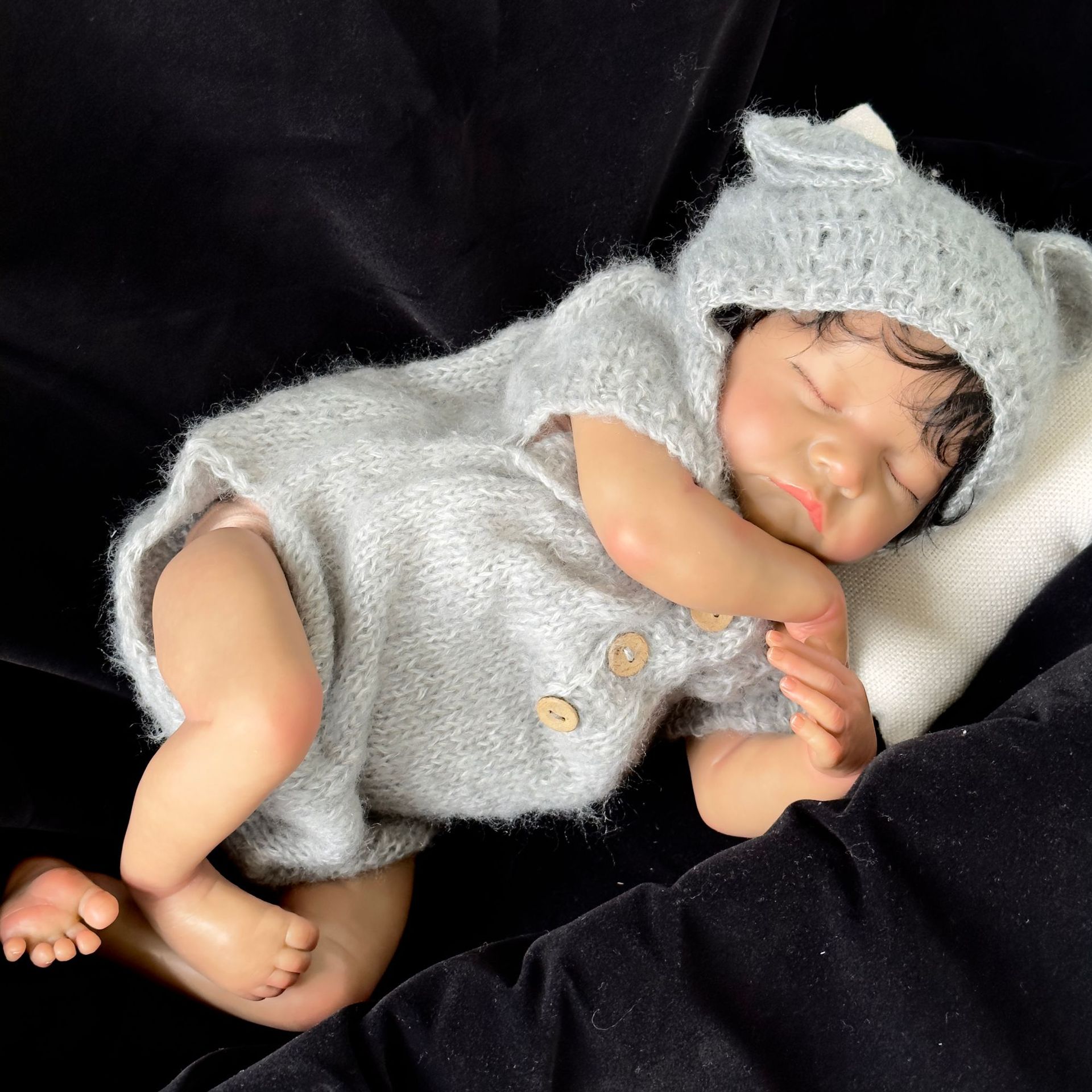 19 pulgadas simulación bebé renacido muñeca levi marrón piel lindo bebé de una sola pieza de entrega