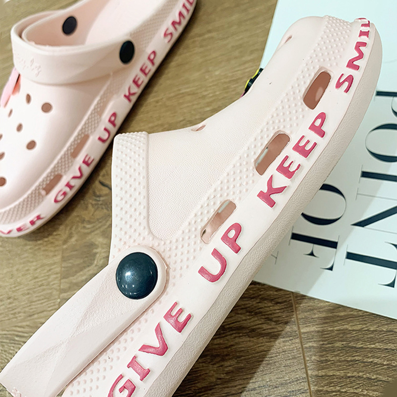 Zapatos lindos del agujero al por mayor verano casual cerrado toe sandalias de dibujos animados pareja transpirable playa zapatos mujer sandalia