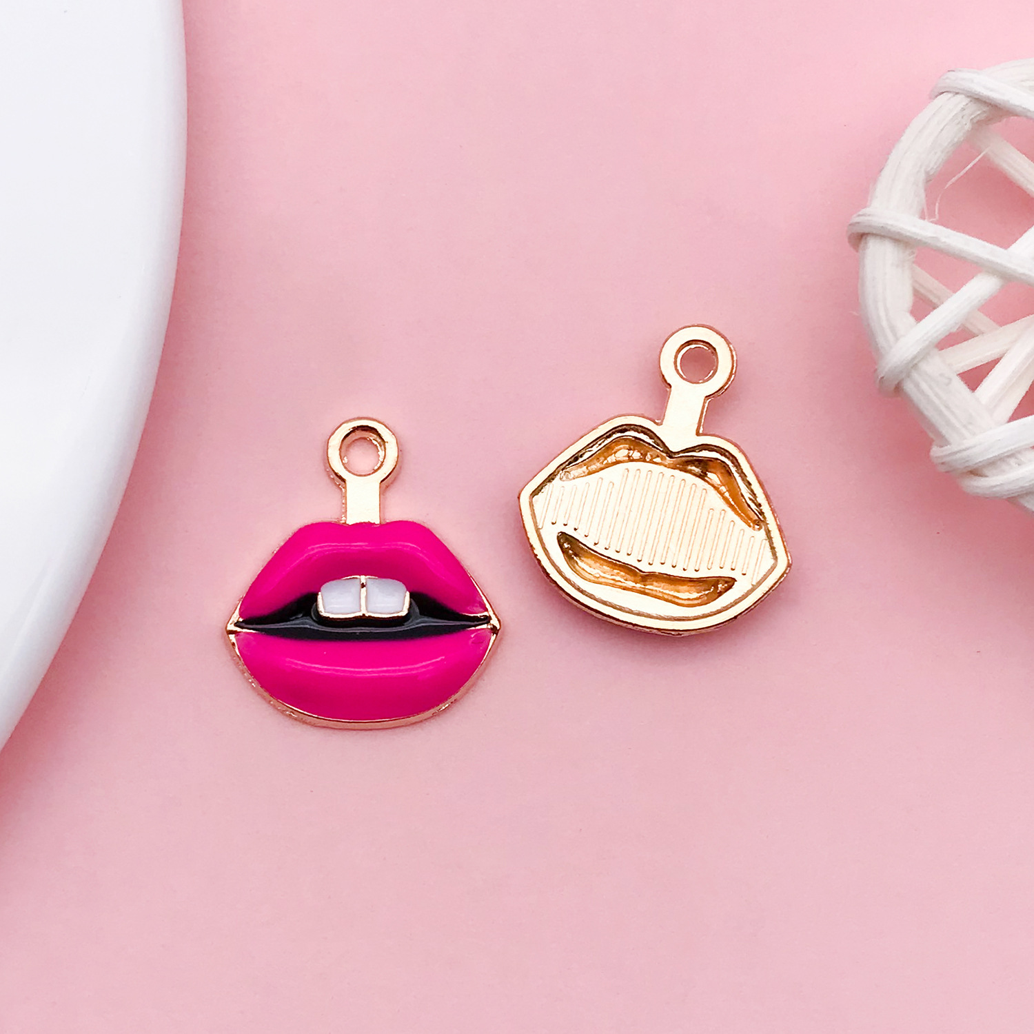 12100-玫红色滴油锌合金开口嘴巴嘴唇17x19-1.5g