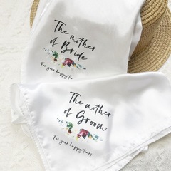 新郎の母/花嫁の母はシルクタオルの結婚式の装飾用品の結婚式で涙タオルを拭きます。