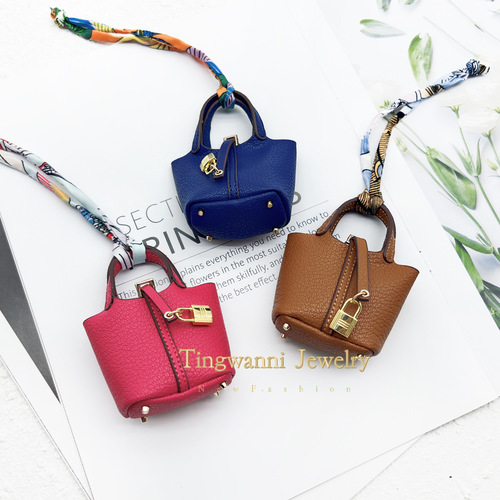 H's Mini Vegetable Basket Bag Pendant High-end Leather Car Keychain Pendant Cute Creative Headphone Bag for Women