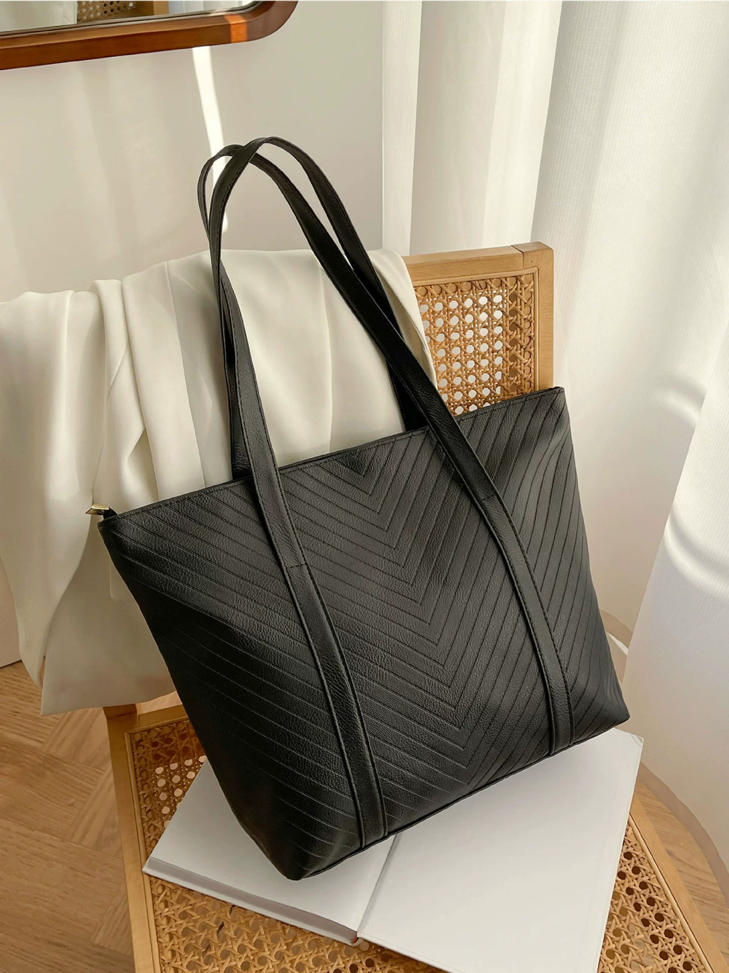 Genuine capacious universal small design one-shoulder bag, high-quality style