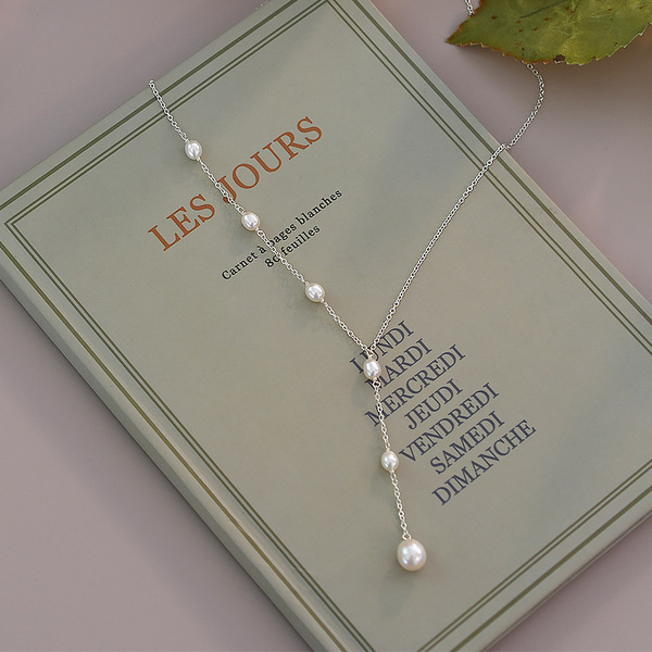 Design necklace from pearl