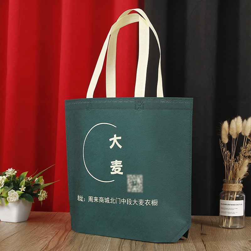 Bolsas de mano no tejidas en stock bolsas de compras de ropa en línea regalos rojos al por mayor bolsas de película pueden agregar logotipo no tejido