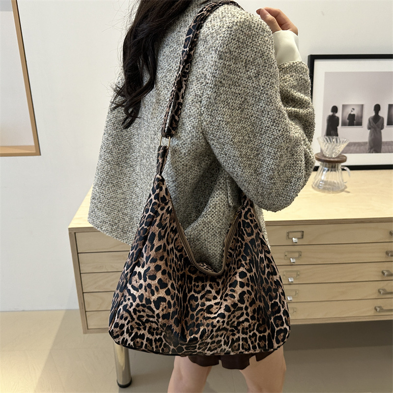 Bolsa de gran capacidad para mujeres 2024, invierno nuevo estilo extranjero, textura coreana, bolso de hombro para clase de viaje a la moda.