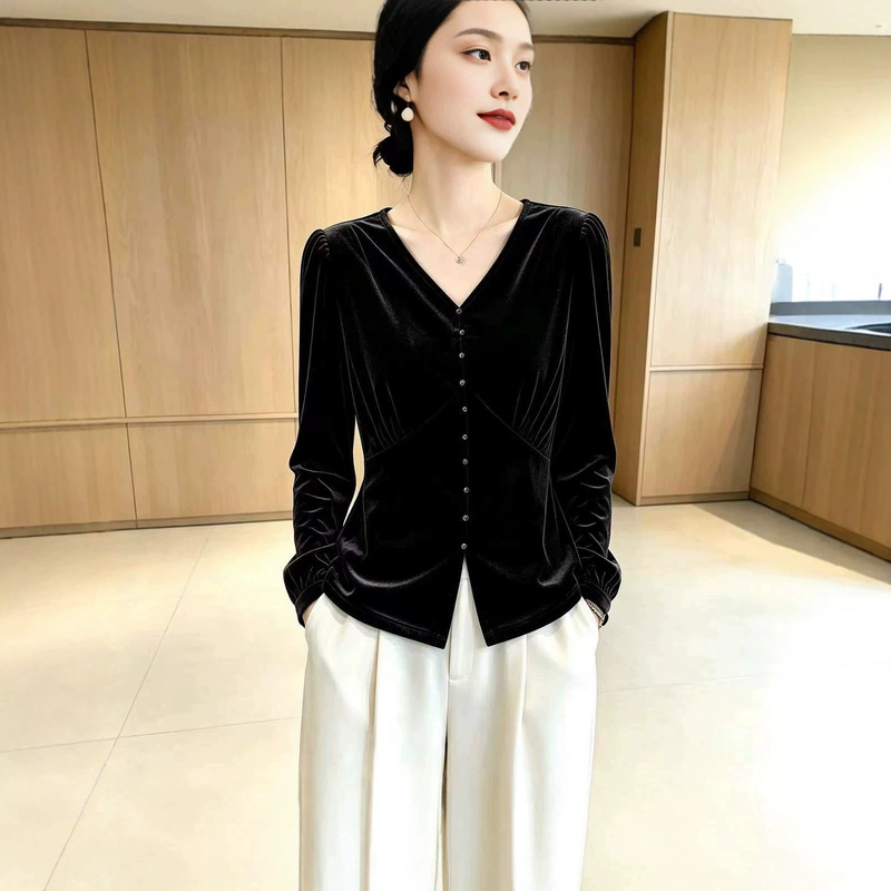 Elegant V-neck long-sleeved inner layer for women, 2026 autumn/winter new style, fashionable velvet top with a row of buttons Elegant V-neck long-sleeved inner layer for women, 2026 autumn/winter new style, fashionable velvet top with a row of buttons
