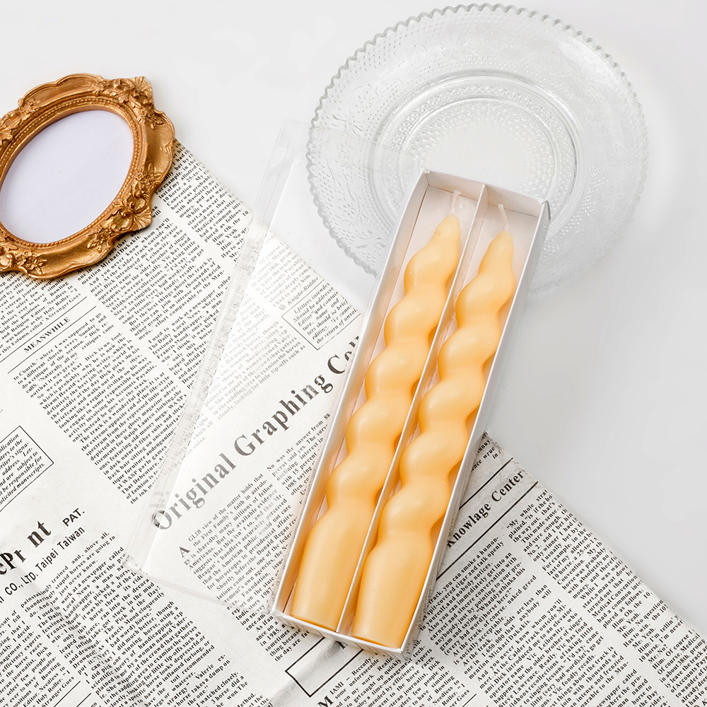 Färgglada vridna ljus för romantiska middagar_voghion.com