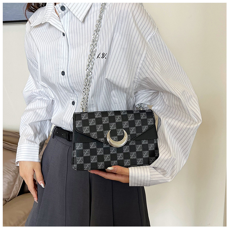 Korean version armpit small square 2024 new texture fashionable letter printed handbag personalized single shoulder_voghion.com
