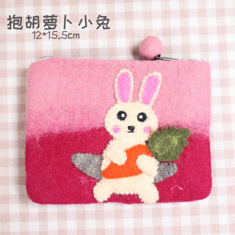 당근을 들고 작은 토끼