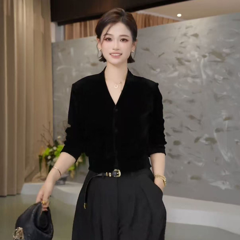 Korean-style black velvet short V-neck long-sleeve shirt top for women, 2026 autumn new model, versatile, slimming, and trendy for outerwear