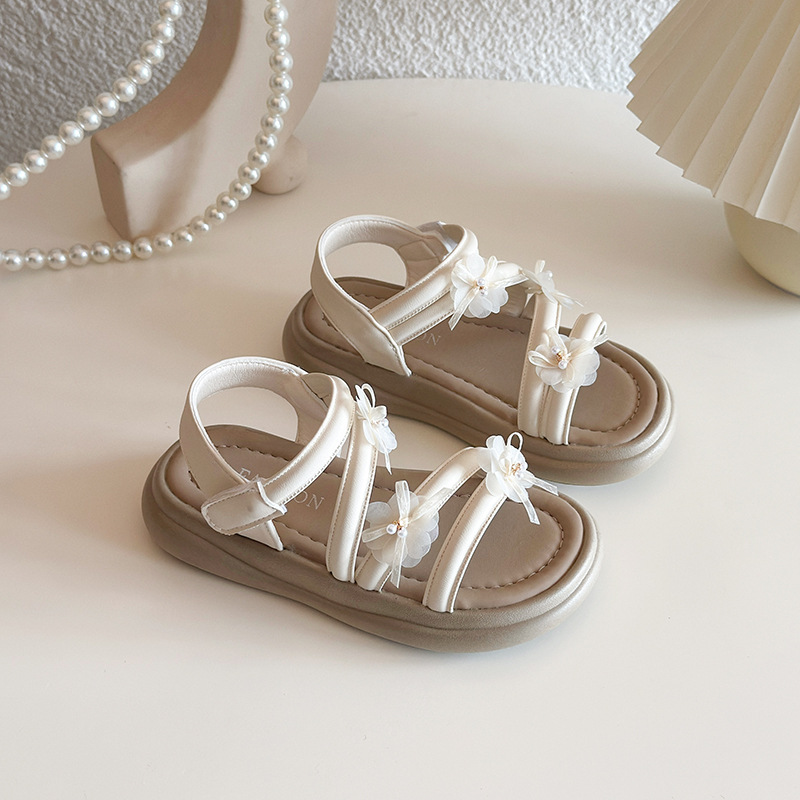 Zapatos de playa de chicas huecos de punta abierta primavera y verano 2026 nuevos zapatos de flores de encaje para niños zapatos de princesa de suela suave zapatos de moda romana image 4
