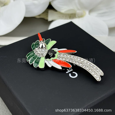 New Chanel-Style High-End Elegant Green Yaxa sancaqları - long-tail-brooch