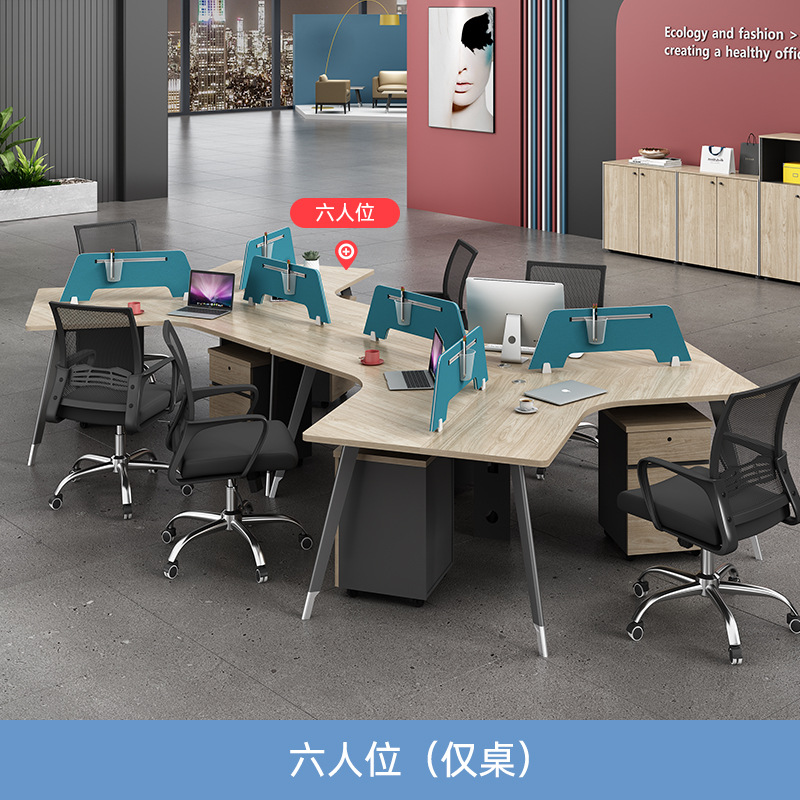 Escritorio triangular moderno y minimalista para oficina, personalizable para 6 u 8 personas, con divisor de espacio para el personal y juego de sillas para computadora.