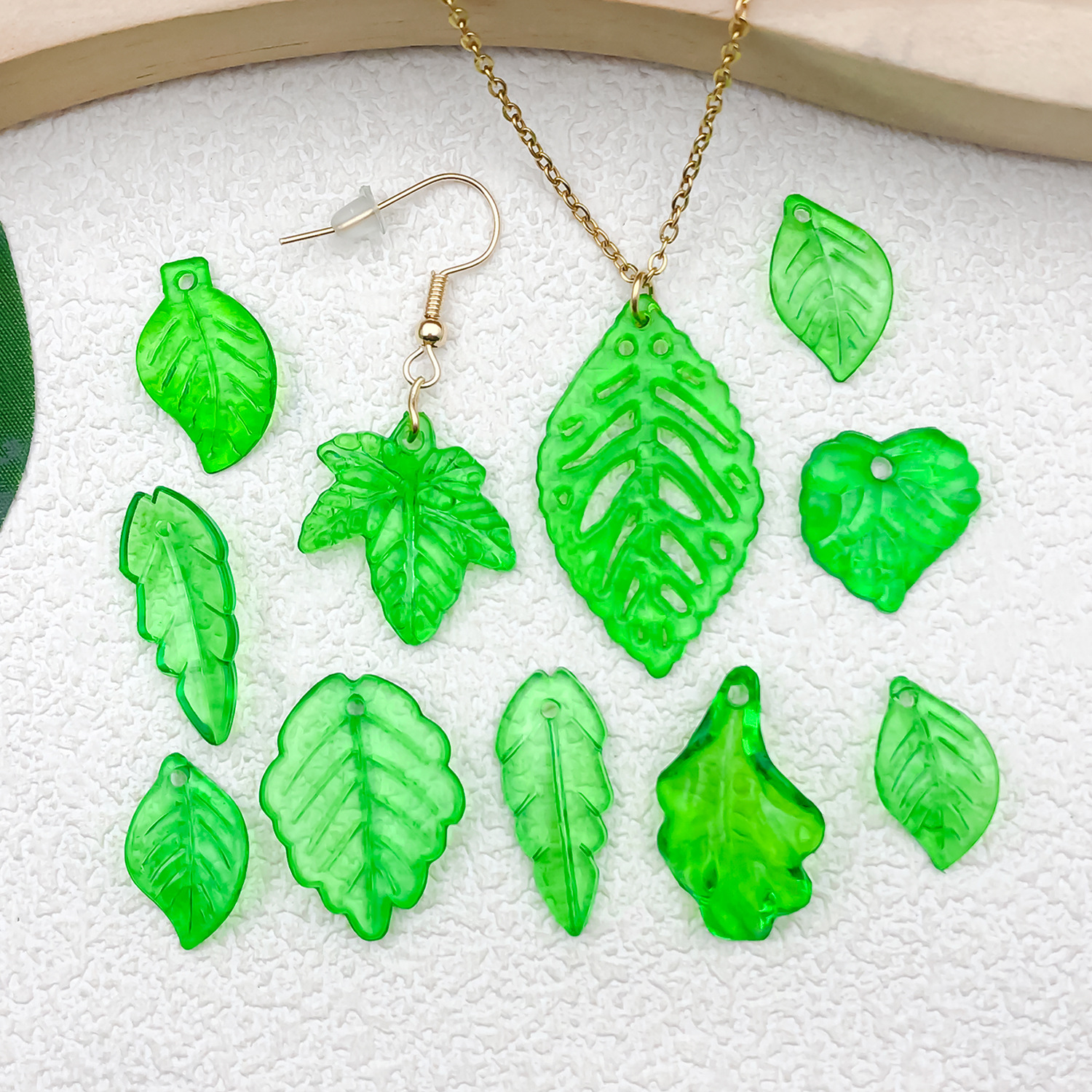 Simulación perforada chapada en color hoja de arce hoja verde hoja de uva accesorios de acrílico transparente hecho a mano pulsera decorativa de bricolaje cuentas