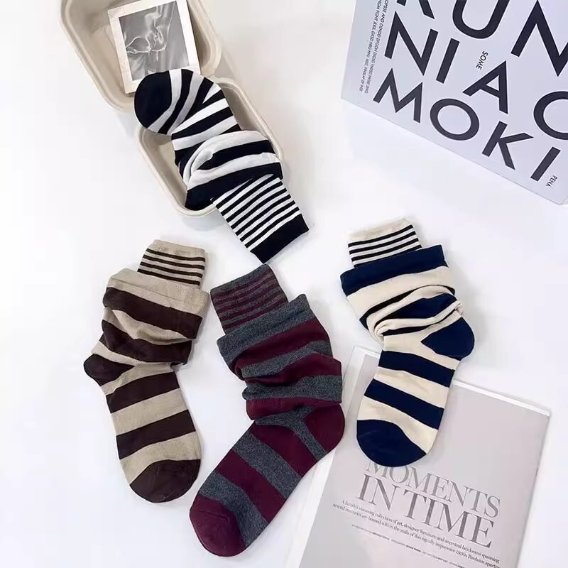 Autumn Fashion Trend, High-End, the More You Look at It, the More You Like the Fake Two-Piece Design, Burgundy with Stripes Layered with Piles of Socks