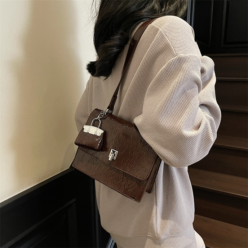 Bolso de textura transfronteriza 2025 primavera y verano nuevo bolso femenino bolso de hombro con patrón de agarre de mano de alta gama bolso de mensajero simple y versátil