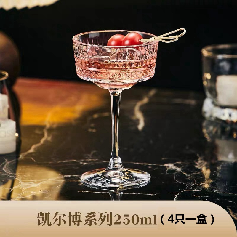 Pasha con copas de cóctel de vidrio creativas, copas de bar de bebidas especiales, copas de vino de alto valor, copas Martini