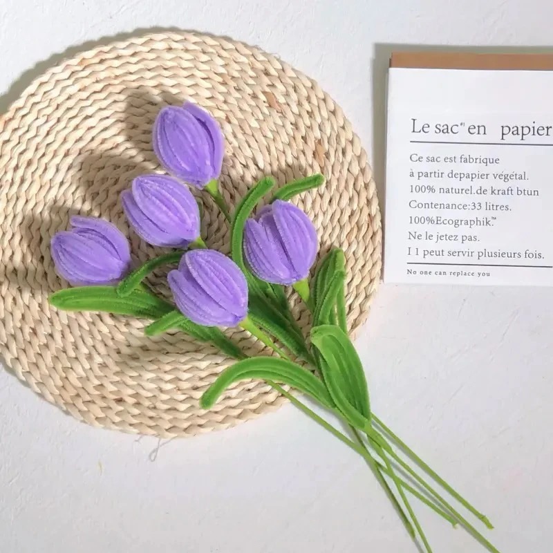 포장이 없는 연한 보라색 튤립 단일 지점